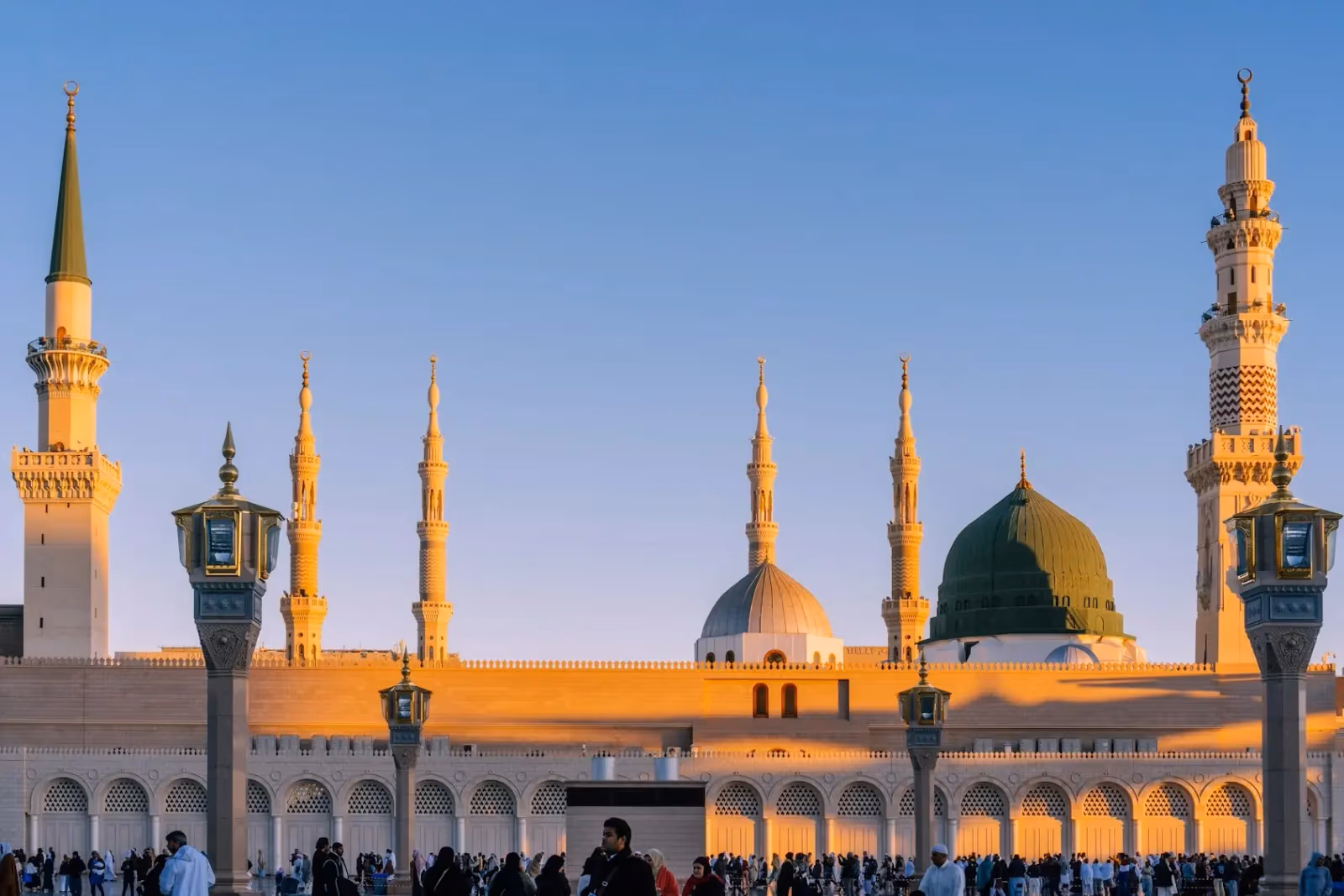 Masjid Nabawi di Madinah untuk perjalanan ibadah umroh